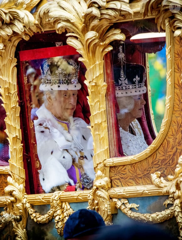 L'occasion pour tout le royaume de célébrer cette journée grandiose pour le couronnement du nouveau monarque qui succède à Elizabeth II
Le roi Charles III d'Angleterre et Camilla Parker Bowles, reine consort d'Angleterre, - Sortie de la cérémonie de couronnement du roi d'Angleterre à l'abbaye de Westminster de Londres, Royaume Uni, le 6 mai 2023. 