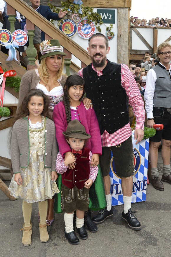 Installée en Allemagne, Hiziya Ribéry s'est rendue avec sa mère en Italie
Franck Ribery célèbre la fête de la bière "Oktoberfest" avec sa femme Wahiba et ses enfants Salif, Shakinez et Hizya à Munich en Allemagne le 5 octobre 2014.
