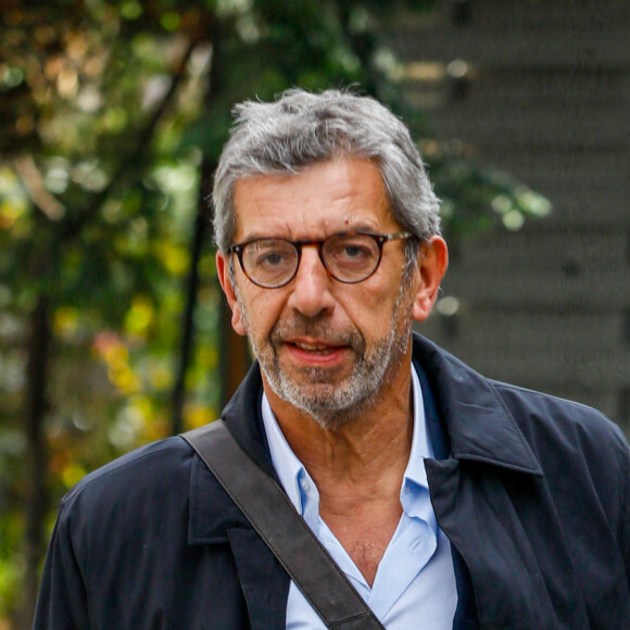 Semi-exclusif - Michel Cymes - Arrivées à l'enregistrement de l'émission "Vivement Dimanche" au Studio Gabriel, présentée par M.Drucker et diffusée le 30 octobre 2022 sur France 3, à Paris, France, le 20 octobre 2022. © Christophe Clovis/Bestimage