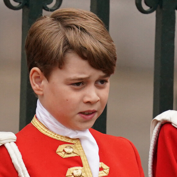 Le prince George a imposé un changement de costume à son grand-père Charles III. 
Le prince George de Galles - Les invités à la cérémonie de couronnement du roi d'Angleterre à l'abbaye de Westminster de Londres, Royaume Uni. 