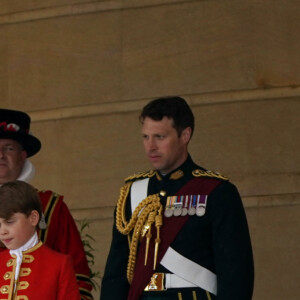 Le roi Charles III d'Angleterre et Le prince George de Galles - Sortie de la cérémonie de couronnement du roi d'Angleterre à l'abbaye de Westminster de Londres, Royaume Uni, le 6 mai 2023. 
