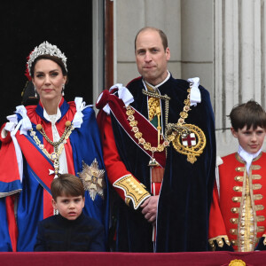 Il a alors tout fait pour changer et était superbe sous les yeux de sa famille fière de lui.
Sophie, duchesse d'Edimbourg, Lady Louise Windsor, James Mountbatten-Windsor, Comte de Wessex, le prince William, prince de Galles, Catherine (Kate) Middleton, princesse de Galles, la princesse Charlotte de Galles, le prince Louis de Galles, Vice Admiral Sir Tim Laurence, la princesse Anne, Le prince George de Galles - La famille royale britannique salue la foule sur le balcon du palais de Buckingham lors de la cérémonie de couronnement du roi d'Angleterre à Londres le 5 mai 2023. 