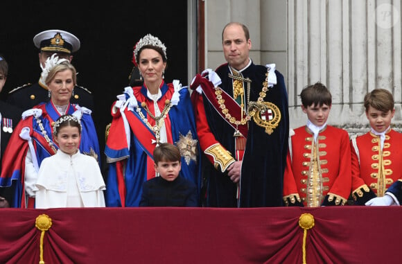 Il a alors tout fait pour changer et était superbe sous les yeux de sa famille fière de lui.
Sophie, duchesse d'Edimbourg, Lady Louise Windsor, James Mountbatten-Windsor, Comte de Wessex, le prince William, prince de Galles, Catherine (Kate) Middleton, princesse de Galles, la princesse Charlotte de Galles, le prince Louis de Galles, Vice Admiral Sir Tim Laurence, la princesse Anne, Le prince George de Galles - La famille royale britannique salue la foule sur le balcon du palais de Buckingham lors de la cérémonie de couronnement du roi d'Angleterre à Londres le 5 mai 2023. 