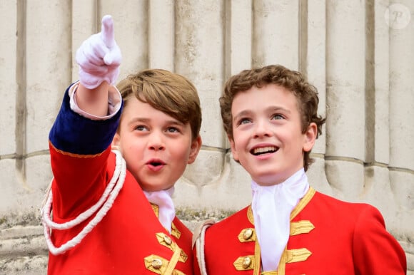 La famille royale britannique salue la foule sur le balcon du palais de Buckingham lors de la cérémonie de couronnement du roi d'Angleterre à Londres Le prince George de Galles - La famille royale britannique salue la foule sur le balcon du palais de Buckingham lors de la cérémonie de couronnement du roi d'Angleterre à Londres le 5 mai 2023. 