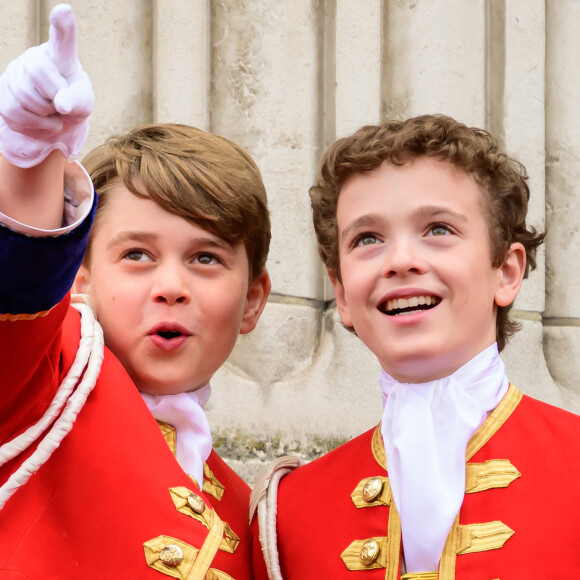 La famille royale britannique salue la foule sur le balcon du palais de Buckingham lors de la cérémonie de couronnement du roi d'Angleterre à Londres Le prince George de Galles - La famille royale britannique salue la foule sur le balcon du palais de Buckingham lors de la cérémonie de couronnement du roi d'Angleterre à Londres le 5 mai 2023. 