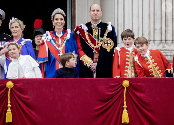 Le prince George de Galles, le prince William, prince de Galles, Catherine (Kate) Middleton, princesse de Galles, la princesse Charlotte de Galles, le prince Louis de Galles, Sophie, duchesse d'Edimbourg et la princesse Anne - La famille royale britannique salue la foule sur le balcon du palais de Buckingham lors de la cérémonie de couronnement du roi d'Angleterre à Londres le 5 mai 2023. 