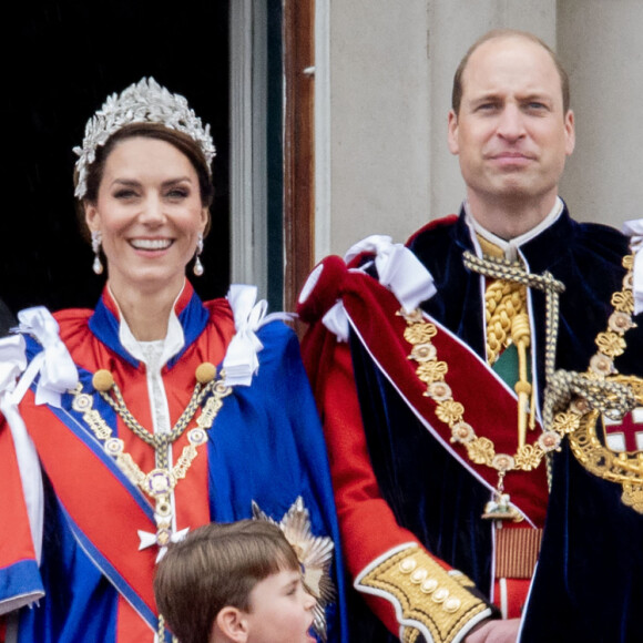 Le prince George de Galles, le prince William, prince de Galles, Catherine (Kate) Middleton, princesse de Galles, la princesse Charlotte de Galles, le prince Louis de Galles, Sophie, duchesse d'Edimbourg et la princesse Anne - La famille royale britannique salue la foule sur le balcon du palais de Buckingham lors de la cérémonie de couronnement du roi d'Angleterre à Londres le 5 mai 2023. 