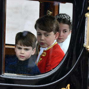 Le prince George de Galles, la princesse Charlotte de Galles, le prince Louis de Galles - La famille royale britannique salue la foule sur le balcon du palais de Buckingham lors de la cérémonie de couronnement du roi d'Angleterre à Londres le 5 mai 2023. 