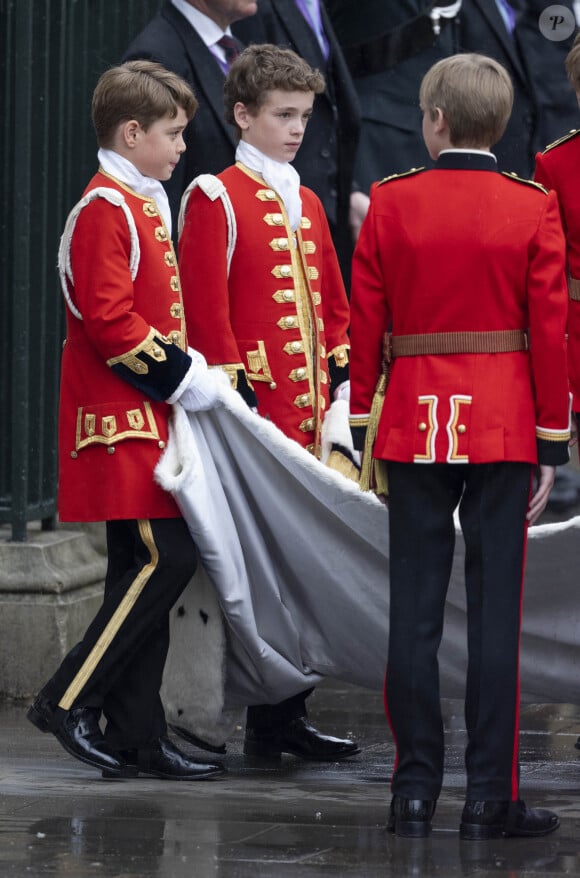 Un caractère qu'on lui connait assez peu, lui qui semble plus effacé derrière son frère et sa soeur. 
Le prince George de Galles - La famille royale britannique salue la foule sur le balcon du palais de Buckingham lors de la cérémonie de couronnement du roi d'Angleterre à Londres le 5 mai 2023. 