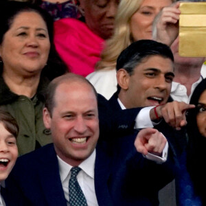 Le prince George de Galles, le prince William, prince de Galles, le Premier ministre britannique Rishi Sunak et sa femme Akshata Murty au concert du couronnement du roi et de la reine dans l'enceinte du château de Windsor, Royaume Uni, le 7 mai 2023. 