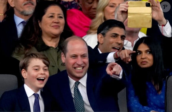 Le prince George de Galles, le prince William, prince de Galles, le Premier ministre britannique Rishi Sunak et sa femme Akshata Murty au concert du couronnement du roi et de la reine dans l'enceinte du château de Windsor, Royaume Uni, le 7 mai 2023. 