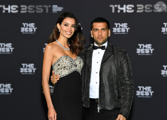 Daniel Alves et sa compagne Joana Sanz au photocall des FIFA Football Awards à Zurich le 9 janvier 2017.