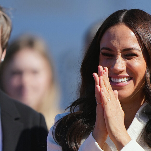 
Le prince Harry et Meghan Markle assistent à la finale d'athlétisme, au deuxième jour des Invictus Games 2020 à La Haye, le 17 avril 2022. 