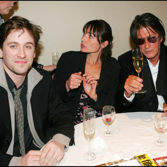 "Je ne me suis pas très bien comporté, avoue-t-il. Mais, en fait, je l'ai aidée à ne pas être là tout le temps. Ah, oui, je l'ai obsédée. Je suis une sorte d'Amanda Lear comme pour Salvador Dali."
Thomas Dutronc, Jacques Dutronc et Syvie Duval - 30ème cérémonie des César, dîner au Fouquet's