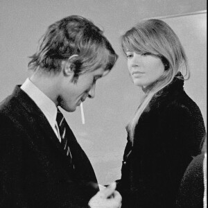 Archives - Françoise Hardy et Jacques Dutronc dans les coulisses d'un enregistrement d'une émission en 1967 à Paris.
