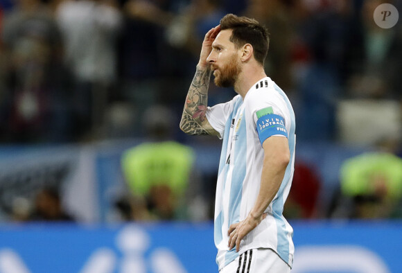 Selon leurs informations, Lionel Messi a payé 30 000 euros, uniquement pour les tatouages qu'il s'est fait sur le bras droit
Le joueur argentin Lionel Leo Messi lors du match contre la Croatie à l'occasion de la Coupe du Monde de Football 2018 en Russie. Nijni Novgorod, le 21 juin 2018