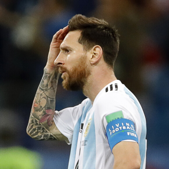 Selon leurs informations, Lionel Messi a payé 30 000 euros, uniquement pour les tatouages qu'il s'est fait sur le bras droit
Le joueur argentin Lionel Leo Messi lors du match contre la Croatie à l'occasion de la Coupe du Monde de Football 2018 en Russie. Nijni Novgorod, le 21 juin 2018