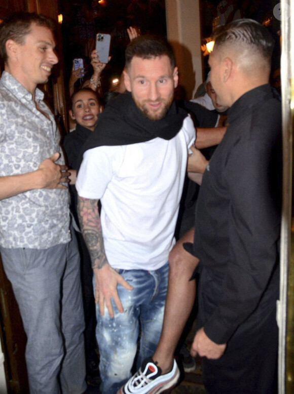 Des bras aux jambes, Lionel Messi possède 18 tatouages en tout
Lionel Messi provoque une émeute en allant dîner en famille au restaurant "Don Julio" à Buenos Aires, le 21 mars 2023. L'attaquant du PSG était accompagné de sa mère, C.Maria, et de sa soeur, M.Sol.