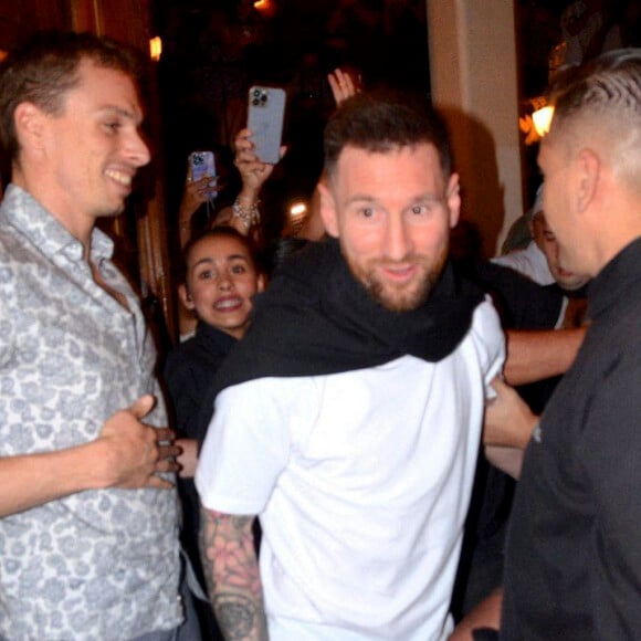 Des bras aux jambes, Lionel Messi possède 18 tatouages en tout
Lionel Messi provoque une émeute en allant dîner en famille au restaurant "Don Julio" à Buenos Aires, le 21 mars 2023. L'attaquant du PSG était accompagné de sa mère, C.Maria, et de sa soeur, M.Sol.