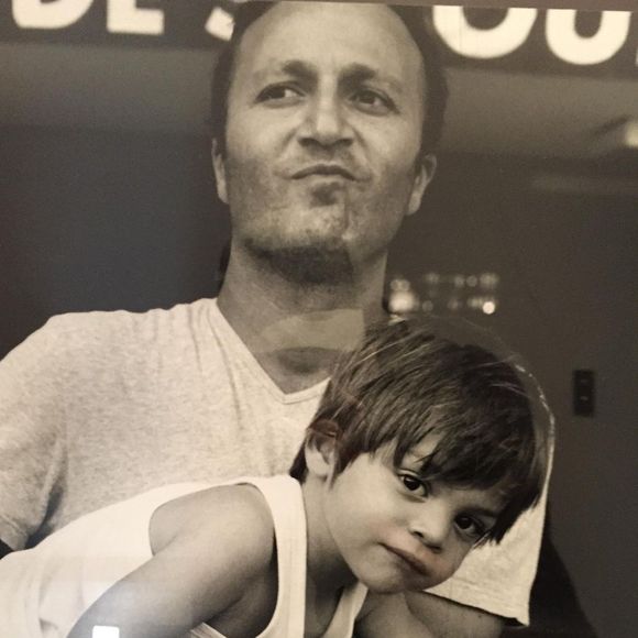 Arthur avec son fils aîné Samuel, enfant.