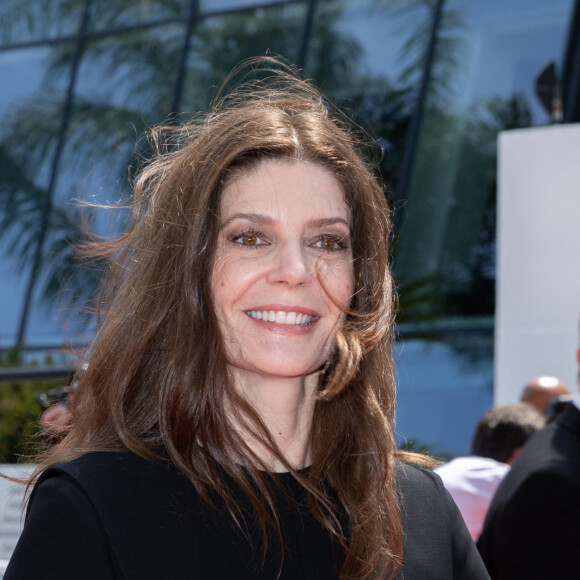 Elle a donc raconté une drôle d'anecdote...
Chiara Mastroianni - Montée des marches du film " Pacifiction " lors du 75ème Festival International du Film de Cannes. Le 26 mai 2022 © Olivier Borde / Bestimage