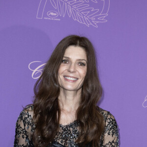 expliquant ainsi qu'elle s'était cognée la tête à quelques minutes de la montée des marches.
Chiara Mastroianni - Photocall du dîner du 75ème Festival International du Film de Cannes. Le 24 mai 2022 © Olivier Borde / Bestimage