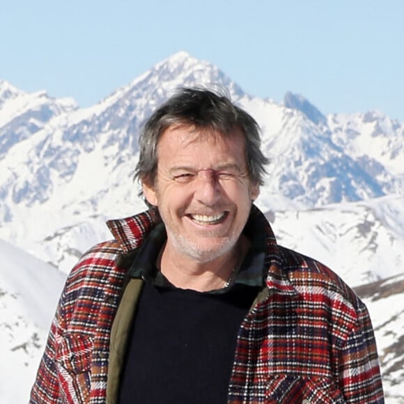 Jean-Luc Reichmann découvre la station de Luchon et rencontre de jeunes skieurs. Il présente sa série " Leo Mattéi, brigade des mineurs" lors de la 25ème Edition du Festival TV de Luchon, France. Le 4 Fevrier 2023. © Patrick Bernard / Bestimage