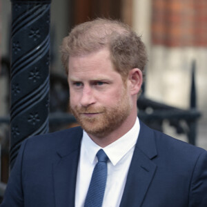 Le prince Harry, duc de Sussex, à la sortie du procès contre l'éditeur du journal "Daily Mail" à la Haute Cour de Londres, le 27 mars 2023.