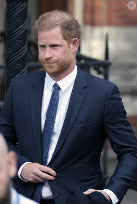 Le prince Harry, duc de Sussex, à la sortie du procès contre l'éditeur du journal "Daily Mail" à la Haute Cour de Londres, le 27 mars 2023.