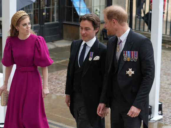 Au couronnement, il s'était confié sur le sujet aux maris de ses cousines. 
La princesse Beatrice d'York et son mari Edoardo Mapelli Mozzi, et Le prince Harry, duc de Sussex - Les invités arrivent à la cérémonie de couronnement du roi d'Angleterre à l'abbaye de Westminster de Londres, Royaume Uni, le 6 mai 2023. 