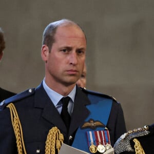 Le prince Harry, duc de Sussex, le prince de Galles William, le prince Edward, comte de Wessex - Procession cérémonielle du cercueil de la reine Elisabeth II du palais de Buckingham à Westminster Hall à Londres. Le 14 septembre 2022 