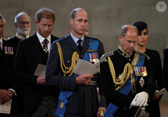 Le prince Harry, duc de Sussex, le prince de Galles William, le prince Edward, comte de Wessex - Procession cérémonielle du cercueil de la reine Elisabeth II du palais de Buckingham à Westminster Hall à Londres. Le 14 septembre 2022 