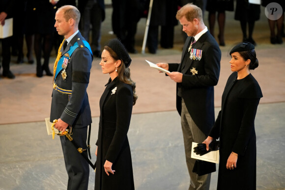 Les relations avec William et Kate Middleton sont désormais rompues.
Le prince de Galles William, Kate Catherine Middleton, princesse de Galles, le prince Harry, duc de Sussex, Meghan Markle, duchesse de Sussex - Procession cérémonielle du cercueil de la reine Elisabeth II du palais de Buckingham à Westminster Hall à Londres. Le 14 septembre 2022 