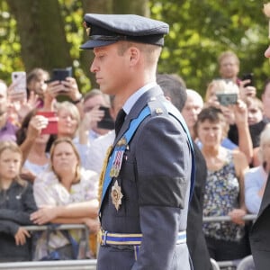 Le prince William, prince de Galles et Le prince Harry, duc de Sussex - Procession cérémonielle du cercueil de la reine Elisabeth II du palais de Buckingham à Westminster Hall à Londres, Royaume Uni, le 14 septembre 2022. 