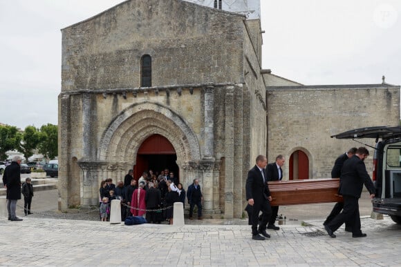 Exclusif - Famille, proches et le cercueil du défunt aux obsèques de l'écrivain Philippe Sollers en l'église Saint-Étienne d'Ars-en-Ré, France, le 15 mai 2023. © Laetitia Notarianni/Bestimage