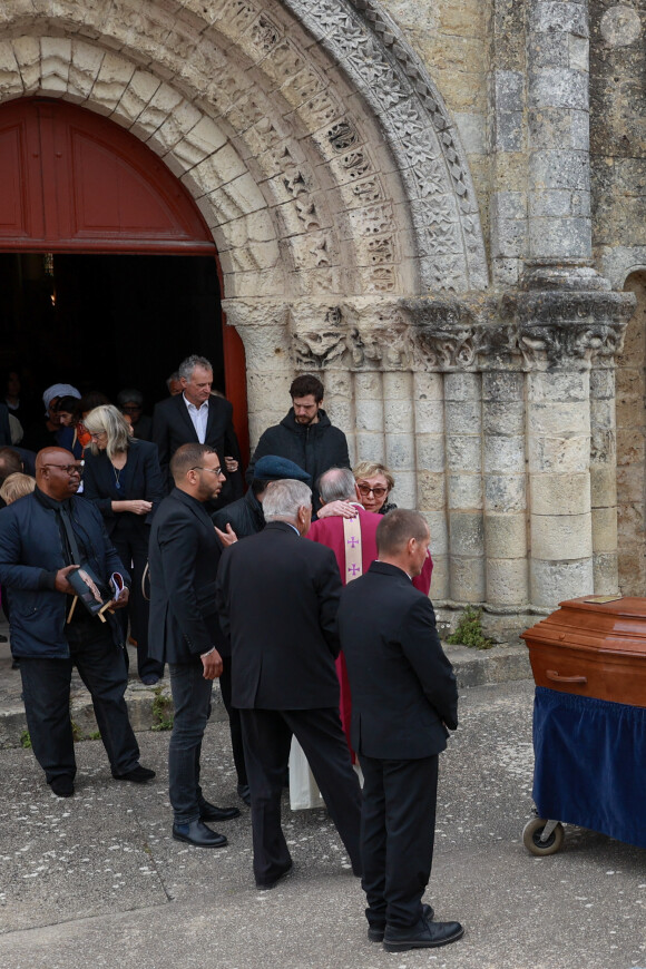 Ses obsèques ont eu lieu le 15 mai à l'île de Ré.
Exclusif - Julia Kristeva (femme de Philippe Sollers), la famille, les proches et le cercueil du défunt aux obsèques de l'écrivain Philippe Sollers en l'église Saint-Étienne d'Ars-en-Ré, France, le 15 mai 2023. © Laetitia Notarianni/Bestimage