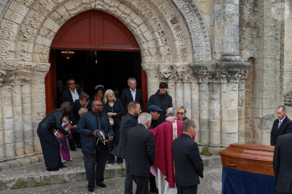 Exclusif - Julia Kristeva (femme de Philippe Sollers), la famille, les proches et le cercueil du défunt aux obsèques de l'écrivain Philippe Sollers en l'église Saint-Étienne d'Ars-en-Ré, France, le 15 mai 2023. © Laetitia Notarianni/Bestimage