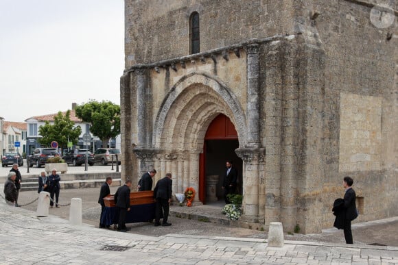 Exclusif - Cercueil du défunt aux obsèques de l'écrivain Philippe Sollers en l'église Saint-Étienne d'Ars-en-Ré, France, le 15 mai 2023. © Laetitia Notarianni/Bestimage