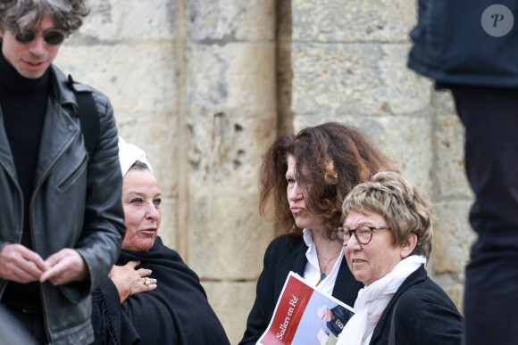 Exclusif - Famille et proches aux obsèques de l'écrivain Philippe Sollers en l'église Saint-Étienne d'Ars-en-Ré, France, le 15 mai 2023. © Laetitia Notarianni/Bestimage 