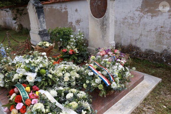 La tombe fleurie de l'écrivain Philippe Sollers au cimétière d'Ars-en-Ré, France, le 15 mai 2023. © Laetitia Notarianni/Bestimage 