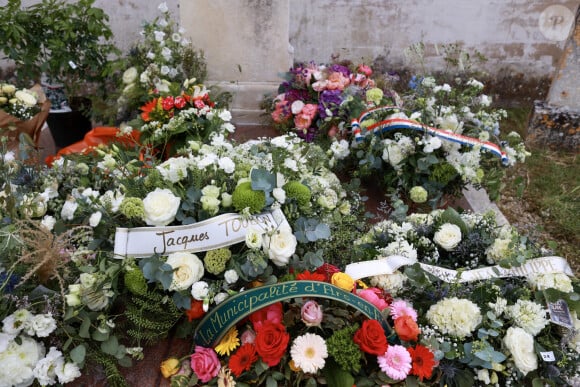 Il est mort le 5 mai 2023.
La tombe fleurie de l'écrivain Philippe Sollers au cimétière d'Ars-en-Ré, France, le 15 mai 2023. © Laetitia Notarianni/Bestimage