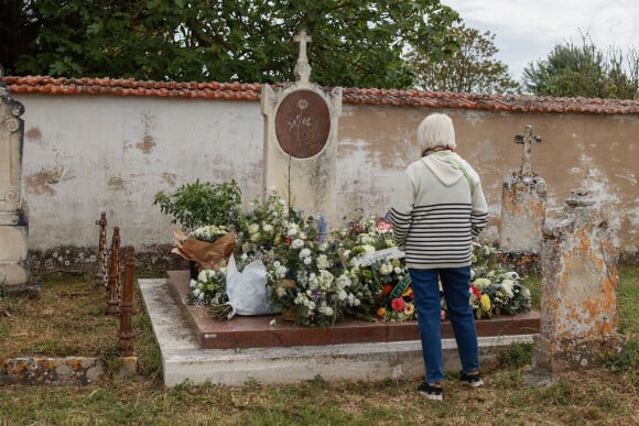 La tombe fleurie de l'écrivain Philippe Sollers au cimétière d'Ars-en-Ré, France, le 15 mai 2023. © Laetitia Notarianni/Bestimage 