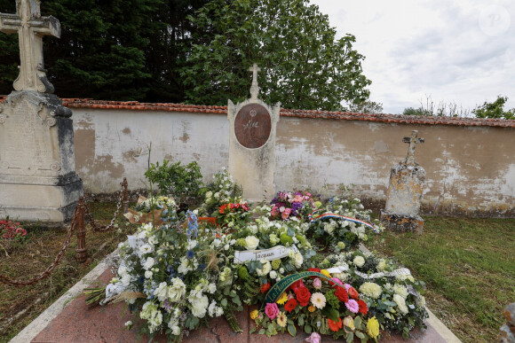 La tombe fleurie de l'écrivain Philippe Sollers au cimétière d'Ars-en-Ré, France, le 15 mai 2023. © Laetitia Notarianni/Bestimage 