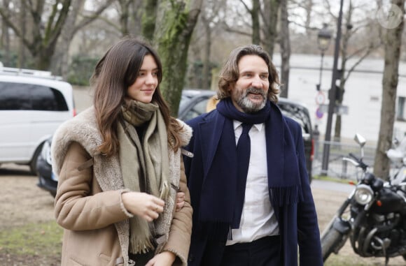 Il a retapé une petite ferme dans ce coin qui lui procure beaucoup de paix.
Frédéric Beigbeder, sa fille Chloé - Arrivées au théâtre Marigny pour l'hommage à Michel Legrand à Paris le 1er février 2019.