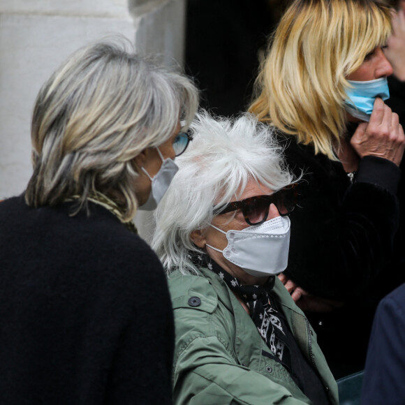 Catherine Lara et sa compagne Samantha, Mathilde Seigner - Sorties des obsèques de Yves Rénier en l'église Saint-Pierre de Neuilly-sur-Seine, France, le 30 avril 2021. 