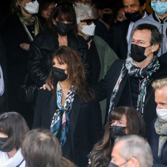 Catherine Lara et sa compagne Samantha, Jean-Luc Reichmann et sa femme Nathalie, Sylvie (assistante d'Yves Rénier) - Sorties des obsèques de Yves Rénier en l'église Saint-Pierre de Neuilly-sur-Seine, France, le 30 avril 2021. 