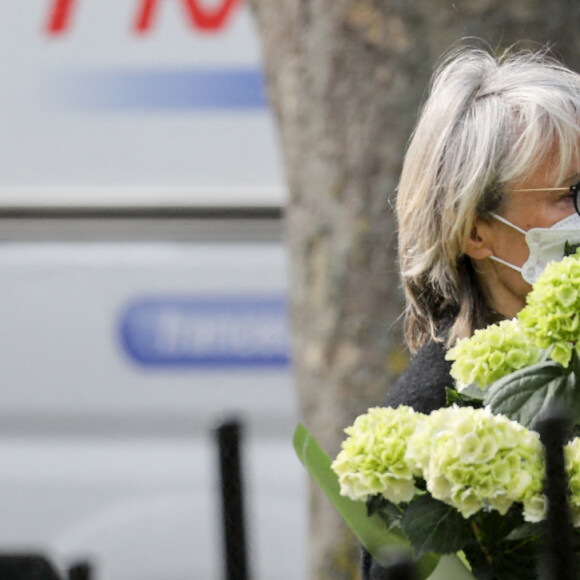 Catherine Lara et sa compagne Samantha - Arrivées aux obsèques de Yves Rénier en l'église Saint-Pierre de Neuilly-sur-Seine, France, le 30avril 2021. 