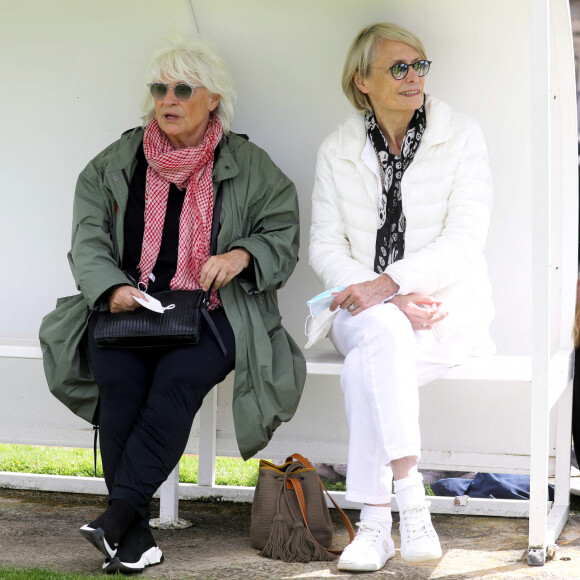 Catherine Lara et sa compagne Samantha - Match de football entre le Variétés Club de France et l'équipe du Centre Hospitalier Poissy / Saint-Germain-en-Laye au profit de la fondation Hôpitaux de Paris - Hôpitaux de France présidée par B.Macron. au stade Léo-Lagrange de Poissy, le 6 septembre 2020. © Dominique Jacovides/Bestimage 