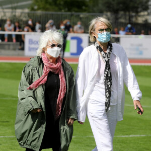 Catherine Lara et sa compagne Samantha - Match de football entre le Variétés Club de France et l'équipe du Centre Hospitalier Poissy / Saint-Germain-en-Laye au profit de la fondation Hôpitaux de Paris - Hôpitaux de France présidée par B.Macron. au stade Léo-Lagrange de Poissy, le 6 septembre 2020. © Dominique Jacovides/Bestimage 