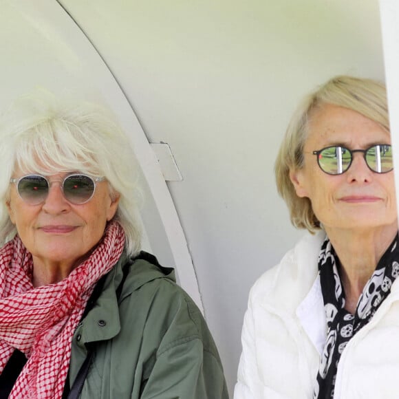 Catherine Lara et sa compagne Samantha - Match de football entre le Variétés Club de France et l'équipe du Centre Hospitalier Poissy / Saint-Germain-en-Laye au profit de la fondation Hôpitaux de Paris - Hôpitaux de France présidée par B.Macron. au stade Léo-Lagrange de Poissy, le 6 septembre 2020. © Dominique Jacovides/Bestimage 